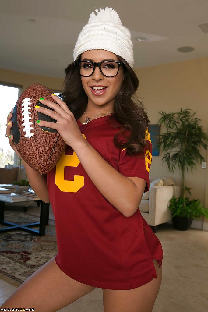 16P Latina babe in glasses Jynx Maze welcomes everyone into her ass
