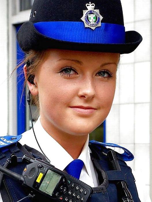 25P Sexy Female Police Officers From Around The World 