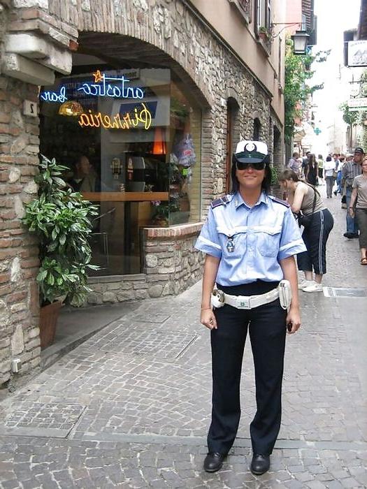 25P Sexy Female Police Officers From Around The World 