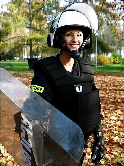 25P Sexy Female Police Officers From Around The World 