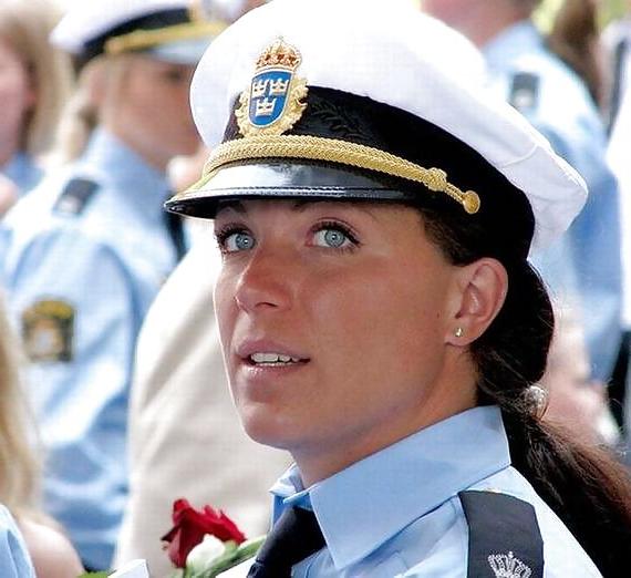 25P Sexy Female Police Officers From Around The World 