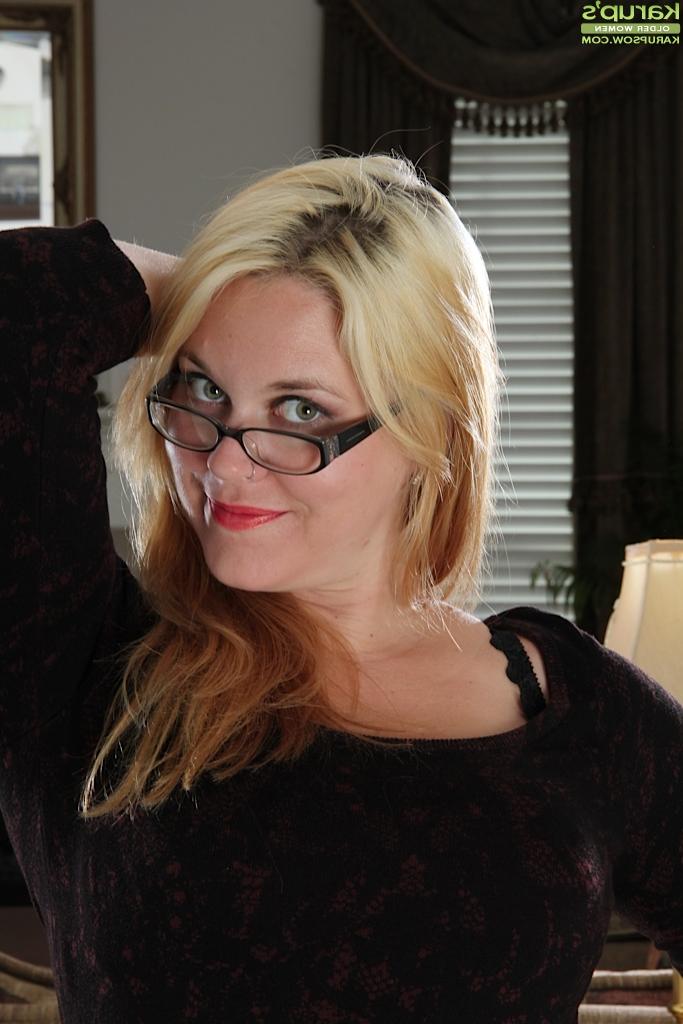 16P Fatty milf bitch Lindsay Jackson undressing in her bosses office