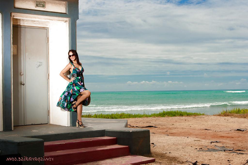 16P Roni keeps amusing us with her fantastic photoshoots around the world
