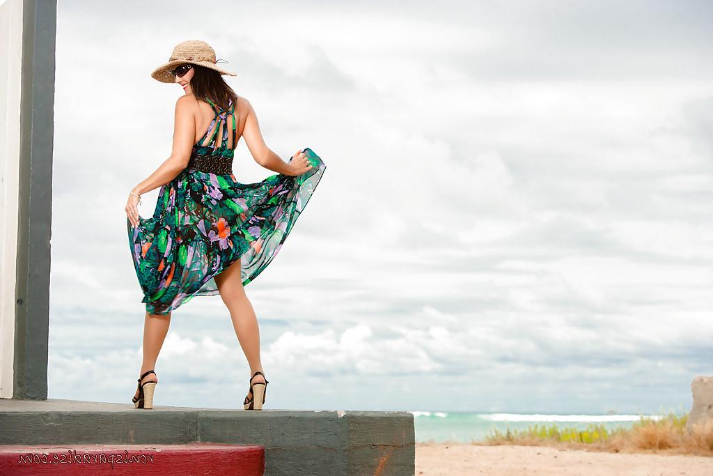 16P Roni keeps amusing us with her fantastic photoshoots around the world
