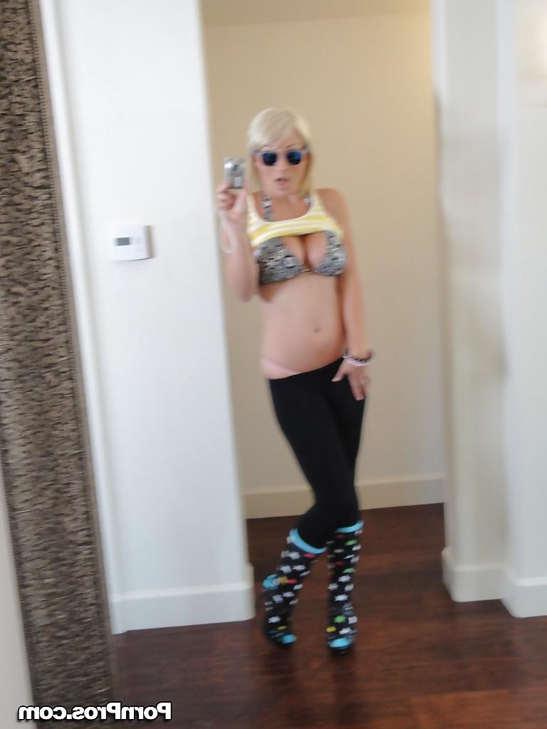 16P Horny blonde babe in sunglasses Lexi Swallow showing off her jugs and twat