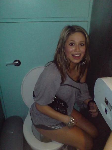 19P Toilet Girls