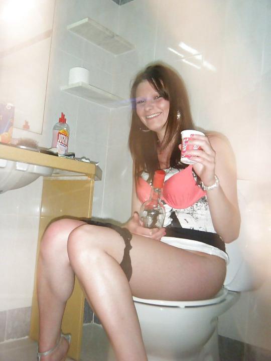 19P Toilet Girls