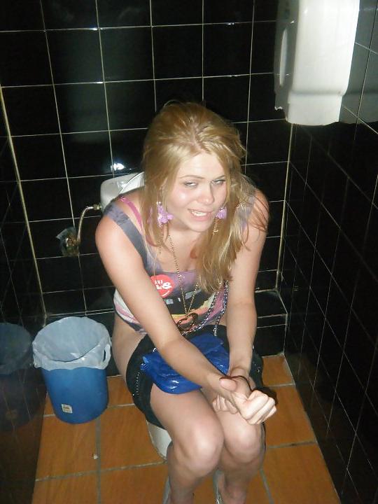 19P Toilet Girls