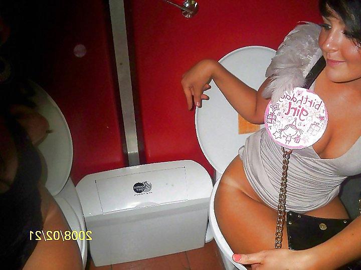 19P Toilet Girls