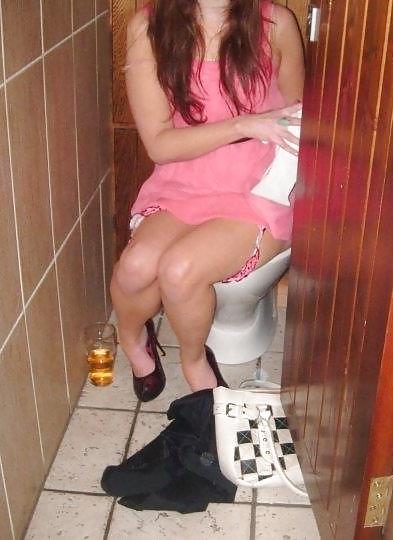 19P Toilet Girls