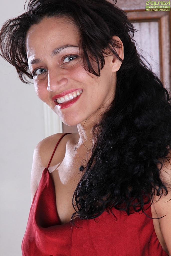 16P Sexy mature bitch Cielo wants you to see her awesome body and holes