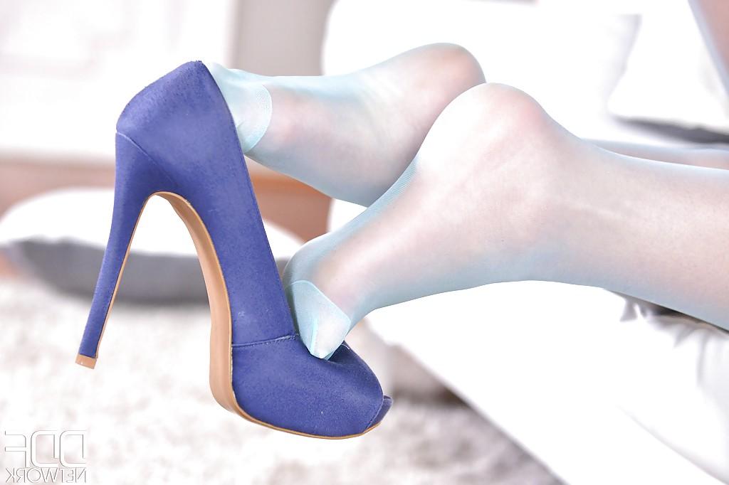 16P Euro babe Deborah letting stocking clad toes free constricting hosiery