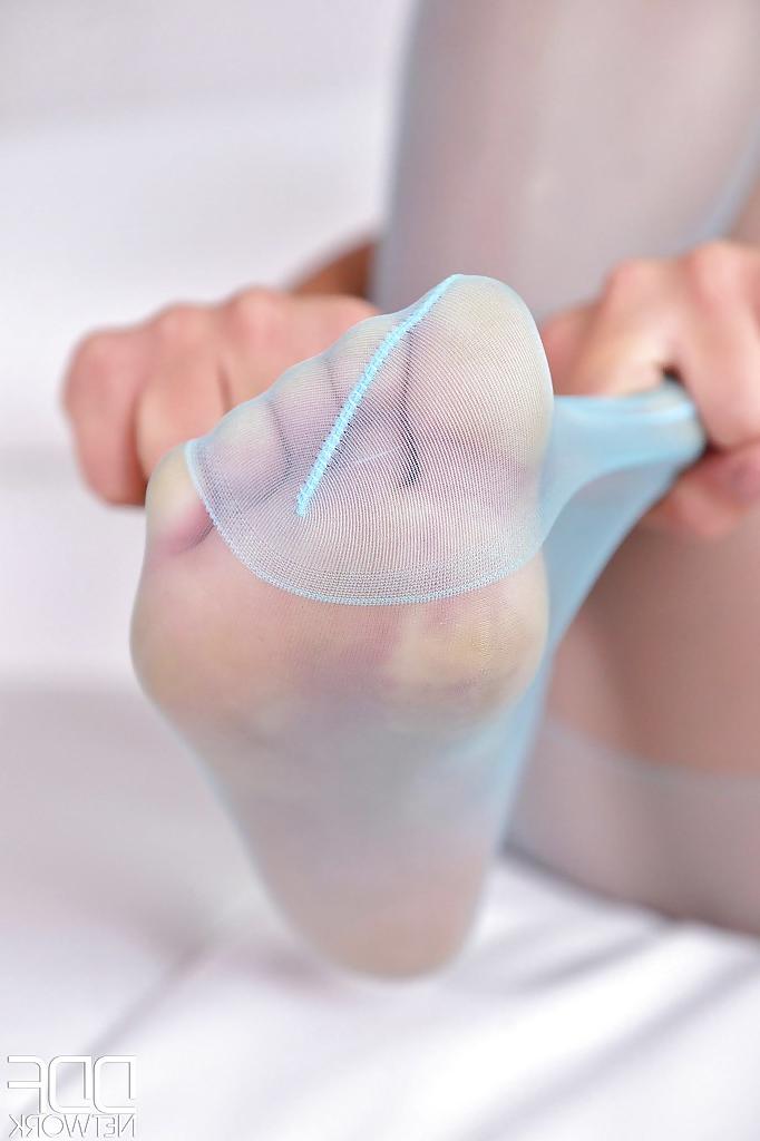 16P Euro babe Deborah letting stocking clad toes free constricting hosiery