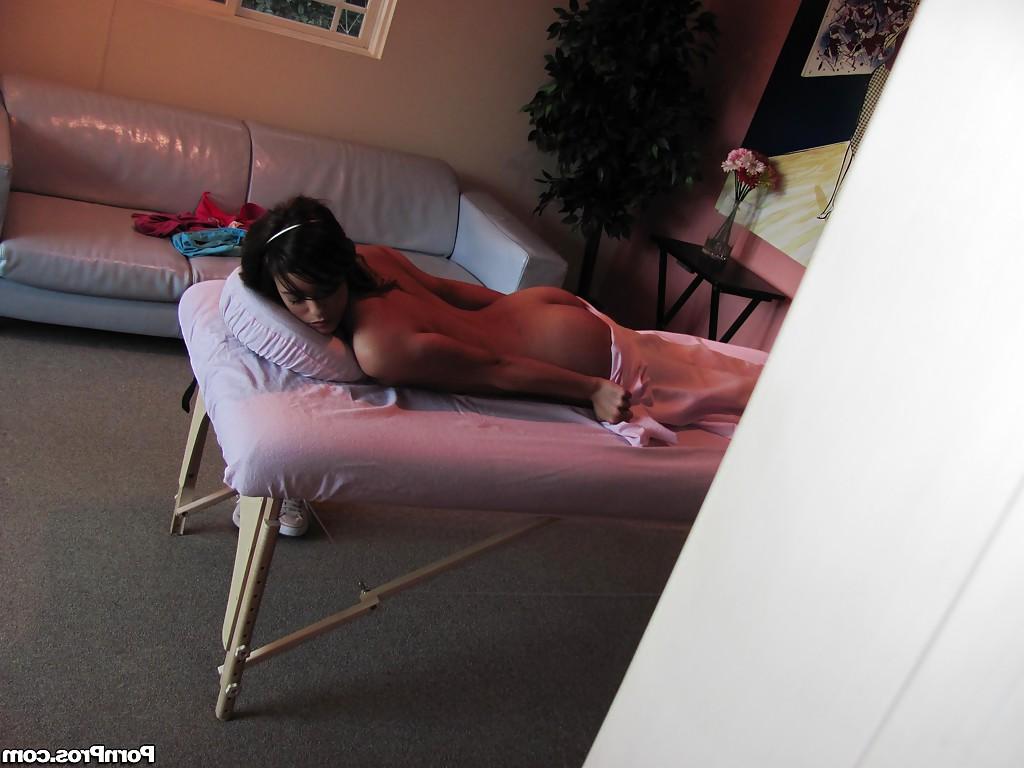 16P Latina female Melanie Rios striping naked before arrival of masseuse
