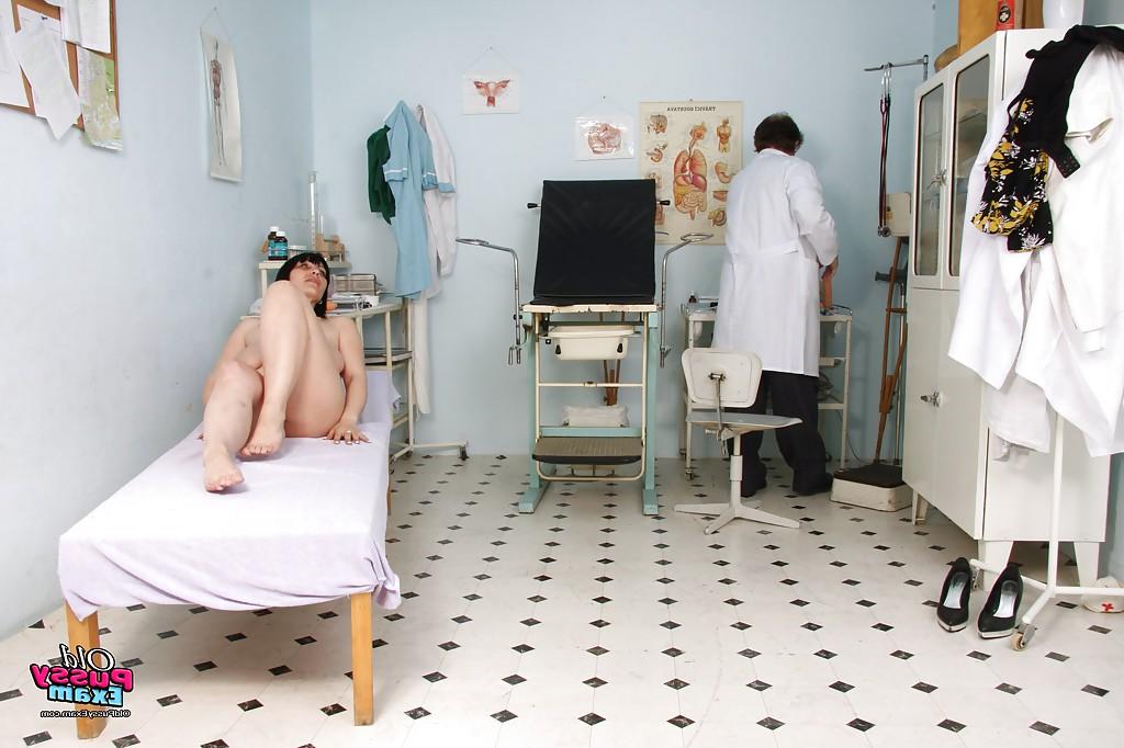 16P Fatty mature brunette with massive jugs gets her pussy examed by gyno