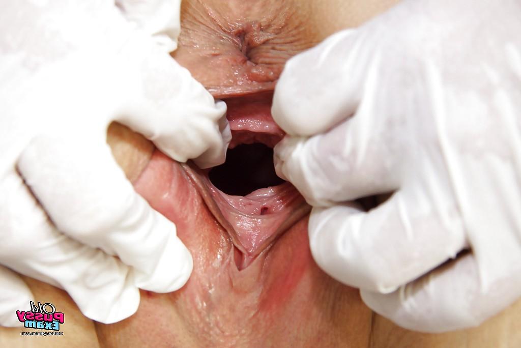 16P Mature blonde with tiny tits gets her twat examed and toyed by gyno