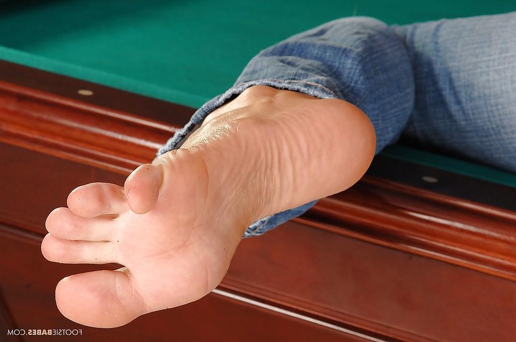 16P Hot babe Jasmine Rouge taking off her jeans and exposing her sexy feet