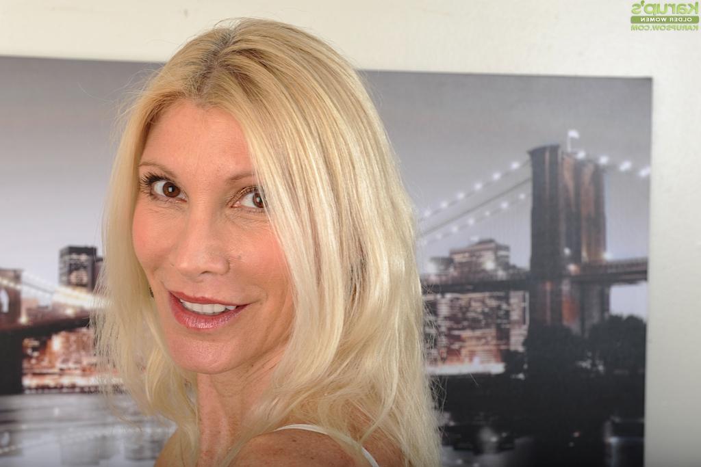 16P Leggy older blonde Cameo exposing nice pair of mature woman juggs