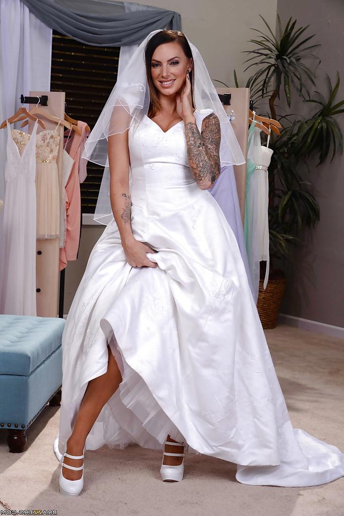 16P Tattooed Latina bride Juelz Ventura flashing leg and garter