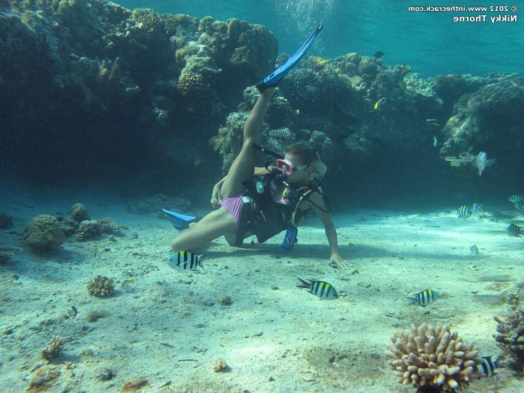 15P Raunchy blonde slut Nikky spreads her orgasmic pussy underwater