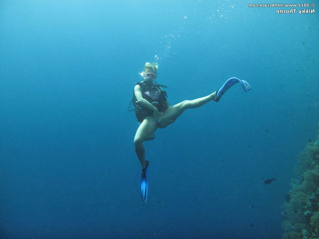 15P Raunchy blonde slut Nikky spreads her orgasmic pussy underwater