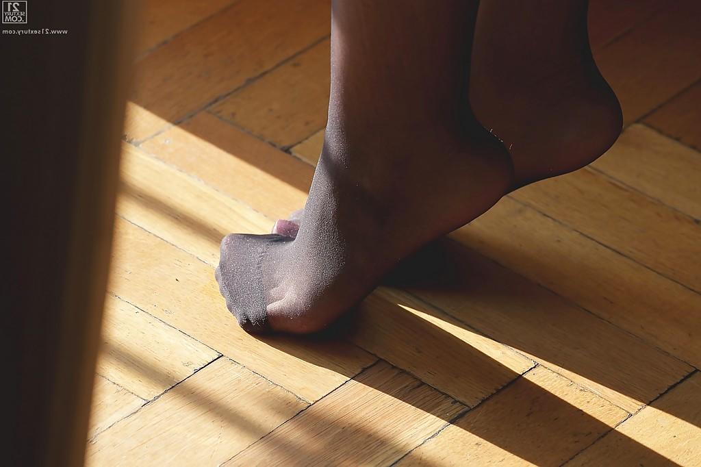 16P Topless babe model lexis Brill showing off stocking clad feet