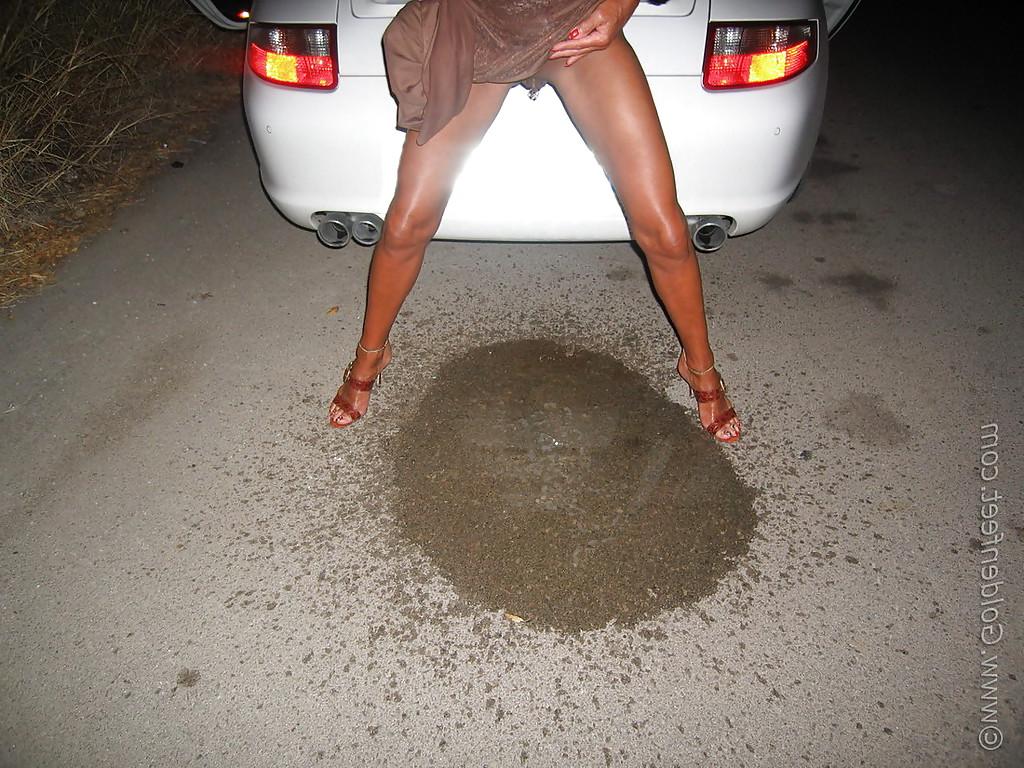 16P Naughty British woman Lady Sarah and her pierced twat taking piss on floor