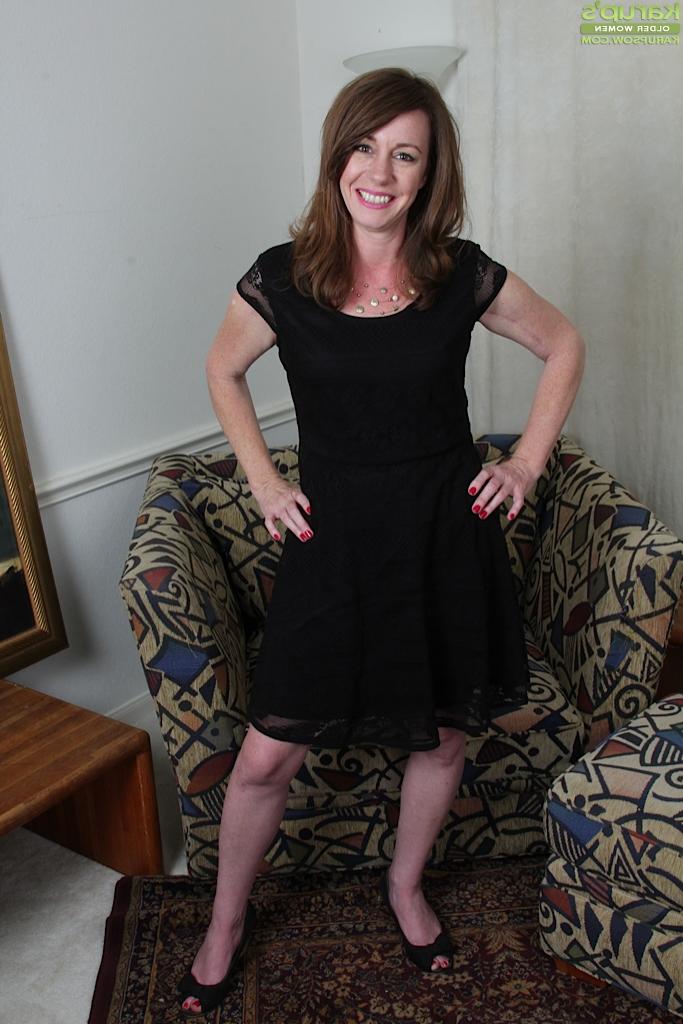 16P Older mom Joanie Bishop stripping naked and tugging on nipples