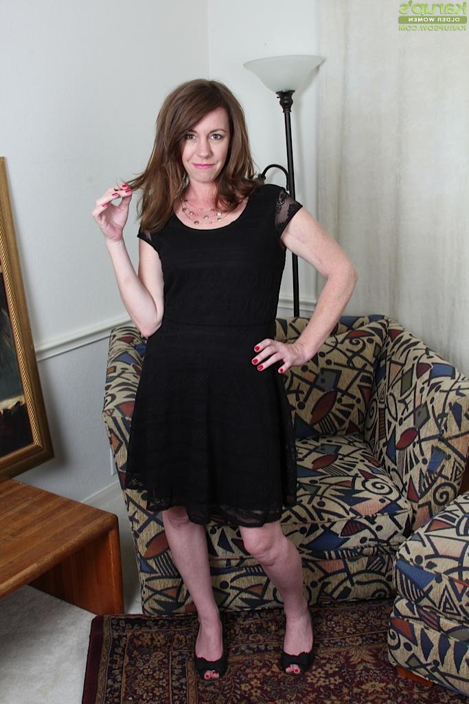 16P Older mom Joanie Bishop stripping naked and tugging on nipples