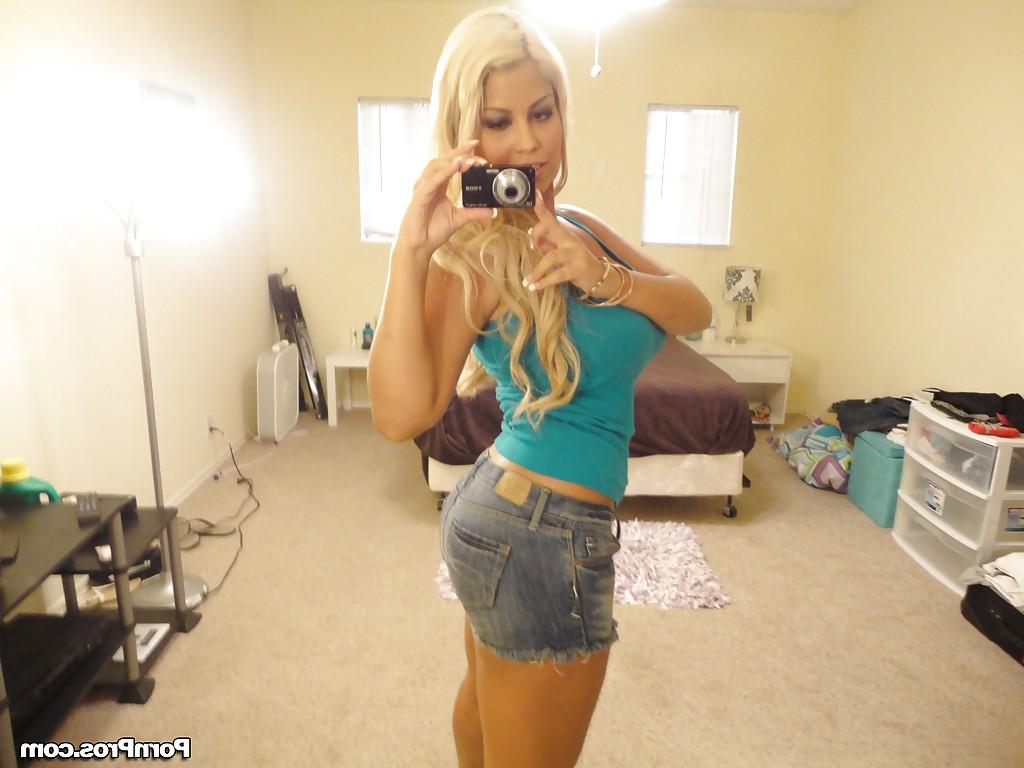 16P MILF babe with huge tits Bridgette B makes amateur shots of herself
