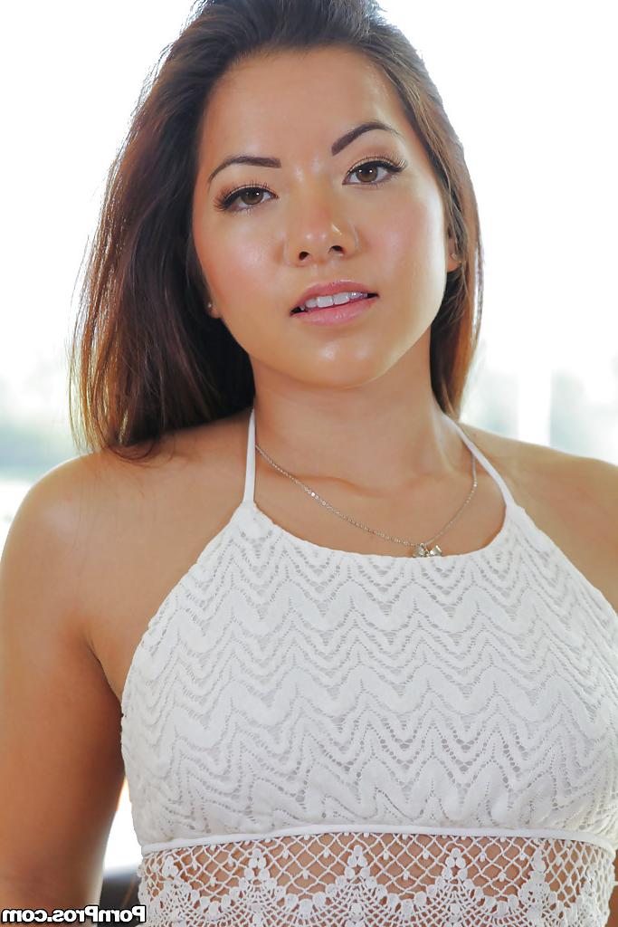 16P Hottest Asian babe with tattoos Morgan Lee demonstrates her muff