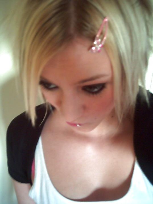 8P Cute blonde teen (non porn)