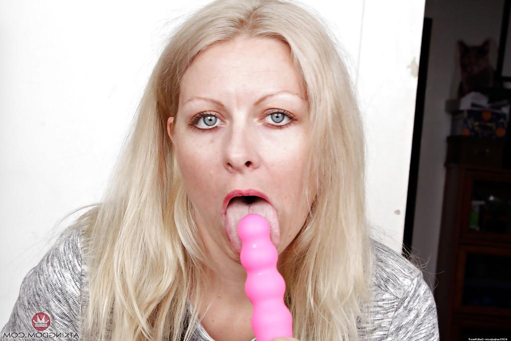 16P Older blonde mum Zoey Tyler undressing to spread shaved mature pussy