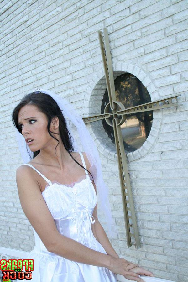 16P MILF babe in bride's dress Jennifer Dark spreading pussy