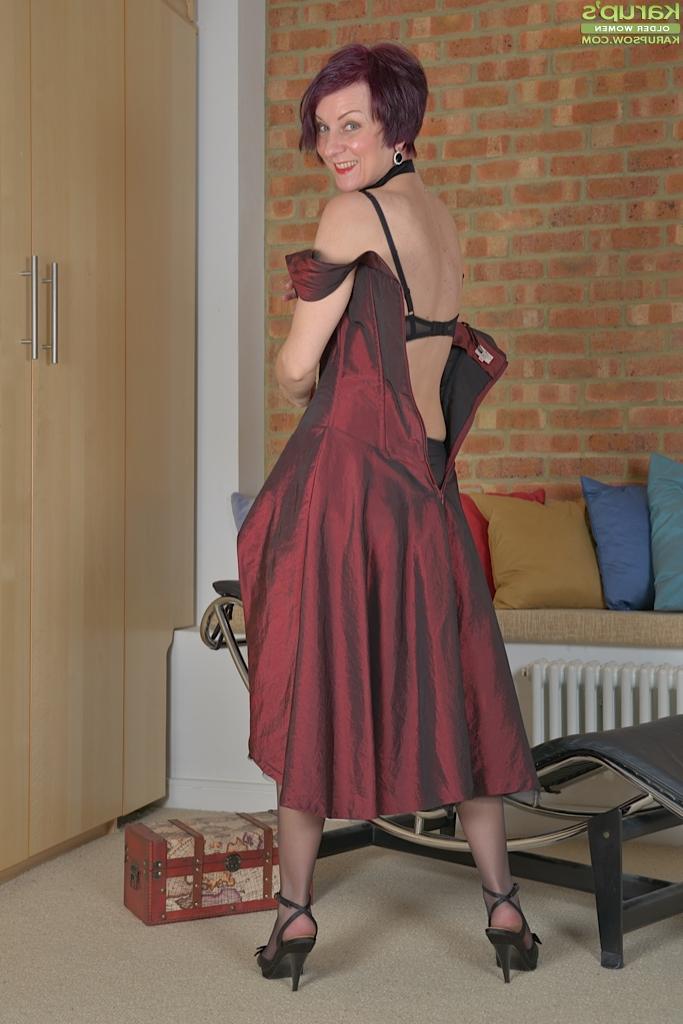 16P Mature nylon model Penny Brooks striking naughty girly mag poses