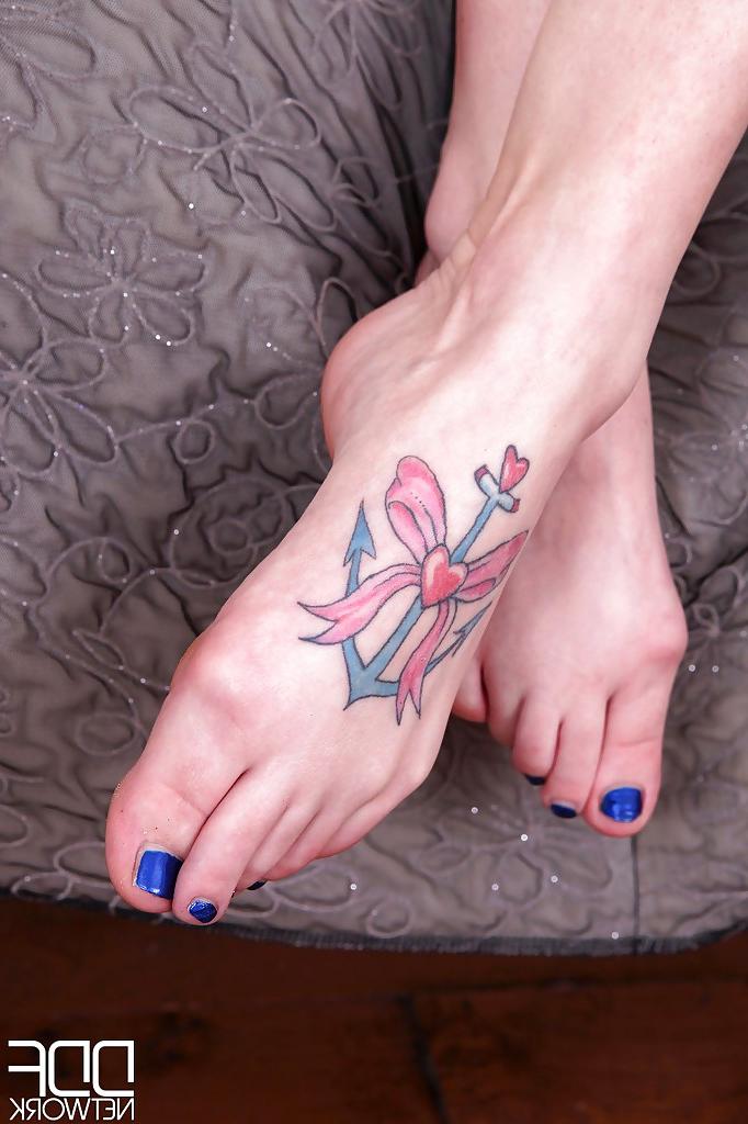 16P Inked babe Becky Holt freeing sexy legs and feet from stockings and heels