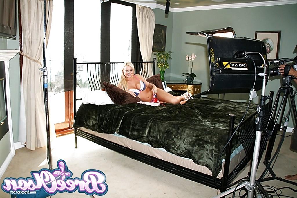 16P Bleached Bree Olson plays with her amazing big juicy ass in the bed
