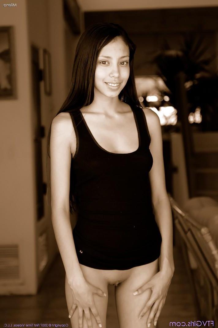 20P Pictures of a cute teen playing with her pussy