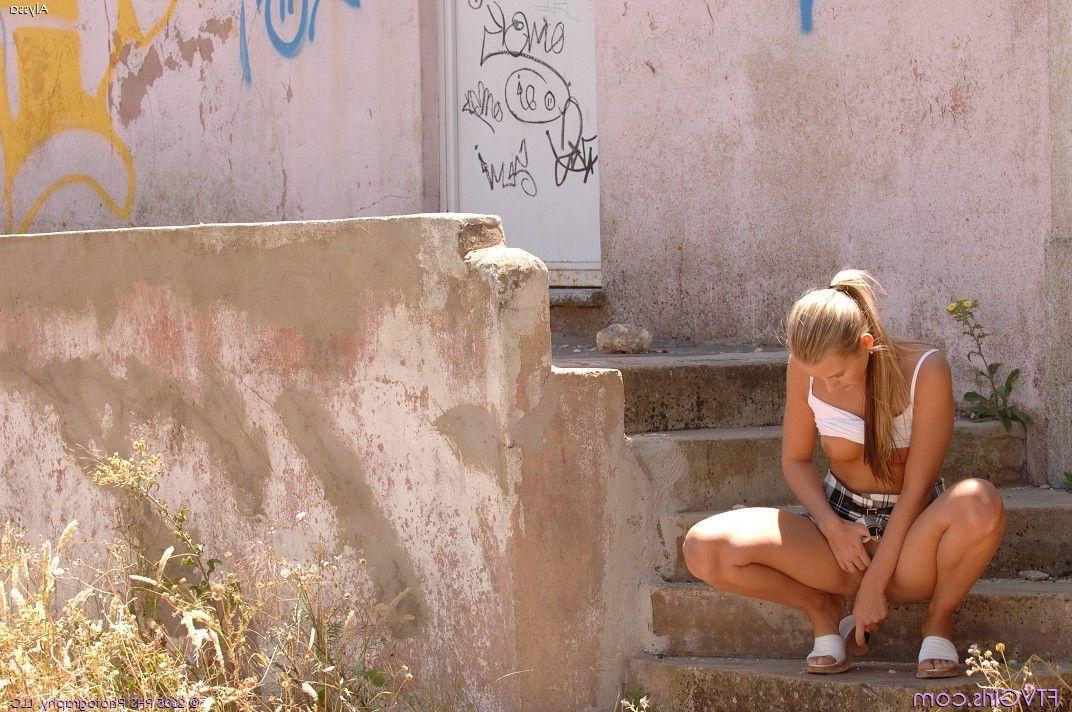 20P Pics of Alyssa getting kinky with Alison Angel