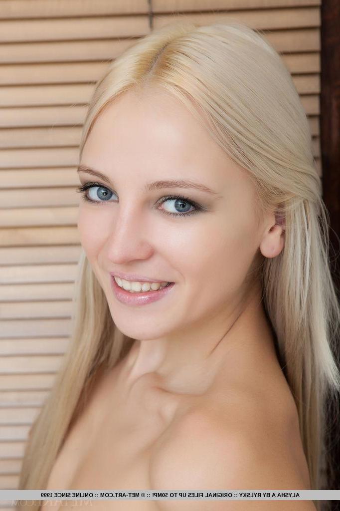 18P Blonde goddess Alysha A flaunts her smooth round ass and spreads her legs wide open