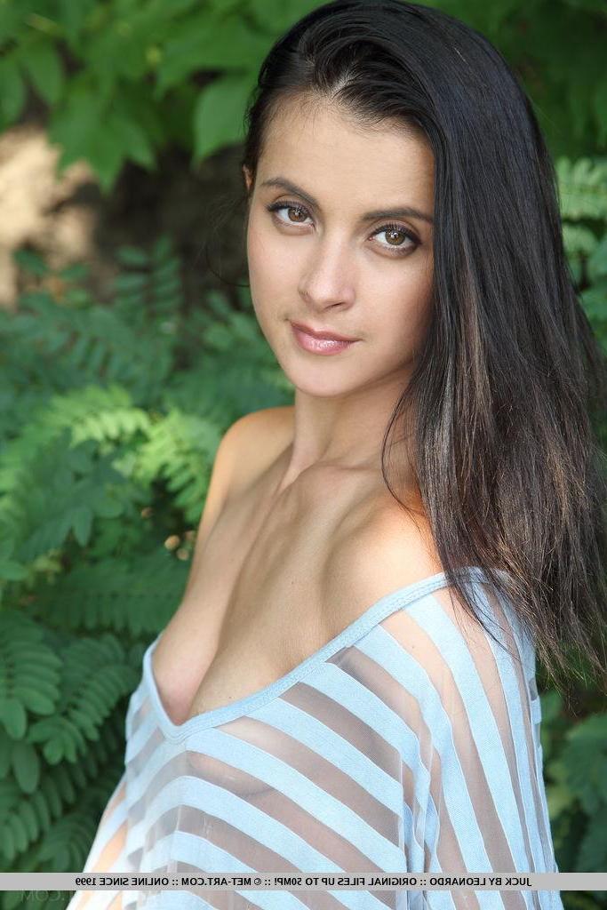 18P Beautiful teen Alyssa K gets naked for you on a hiking trail