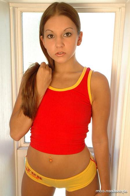 15P Pictures of teen model Alyssa Teen showing off her round juicy ass