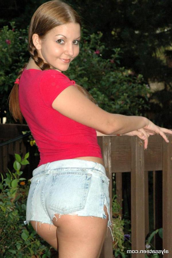15P Pictures of teen model Alyssa Teen looking cute in pigtails