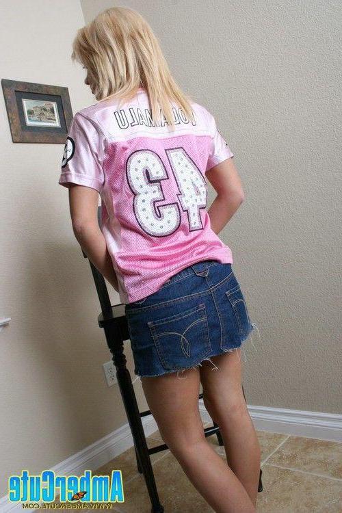 15P Pictures of Amber Cute exposing her incredible bod