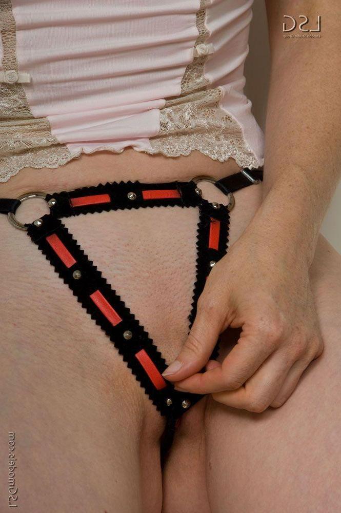 13P Pictures of redhead teen Amber Dawn showing her sexy tits and pussy