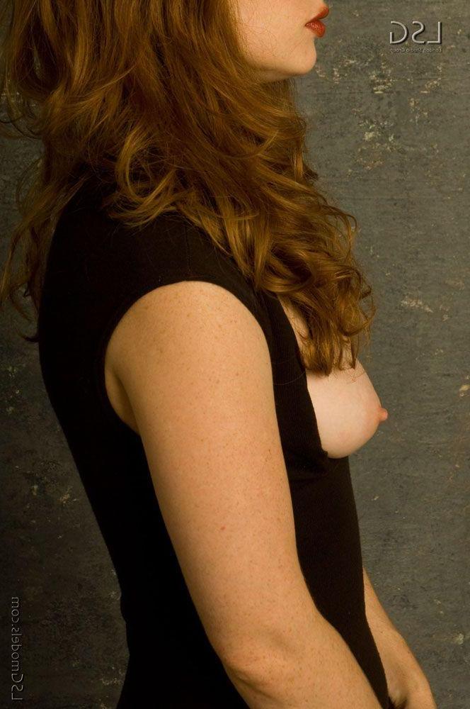 16P Pictures of teen hottie Amber Dawn exposing her pussy