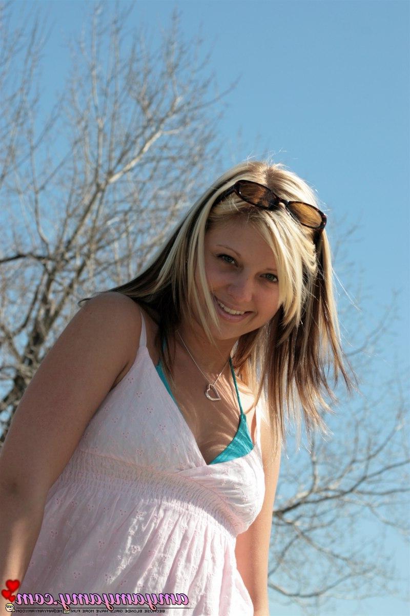 20P Pictures of Amy Amy Amy looking cute outside