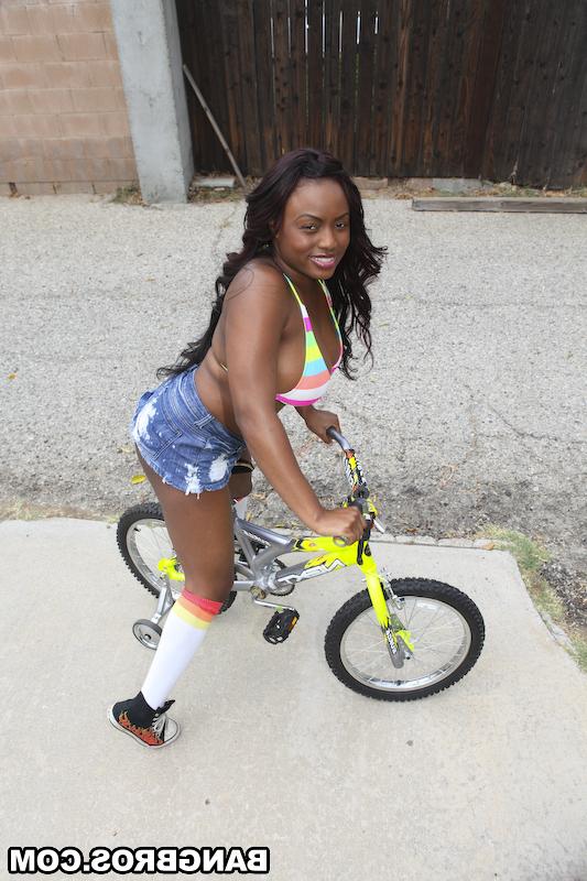 16P Black goddess Jada Fire exposing big ass and boobs after a bike ride