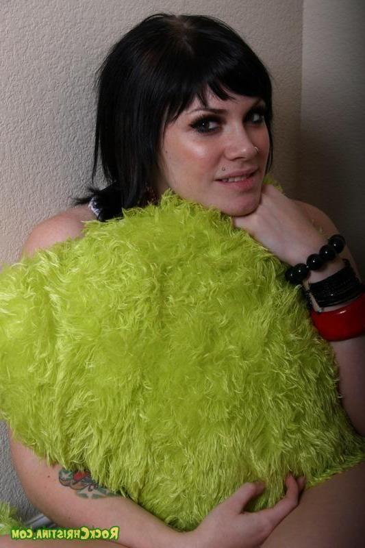 17P Pictures of Rock Christina ready for sex