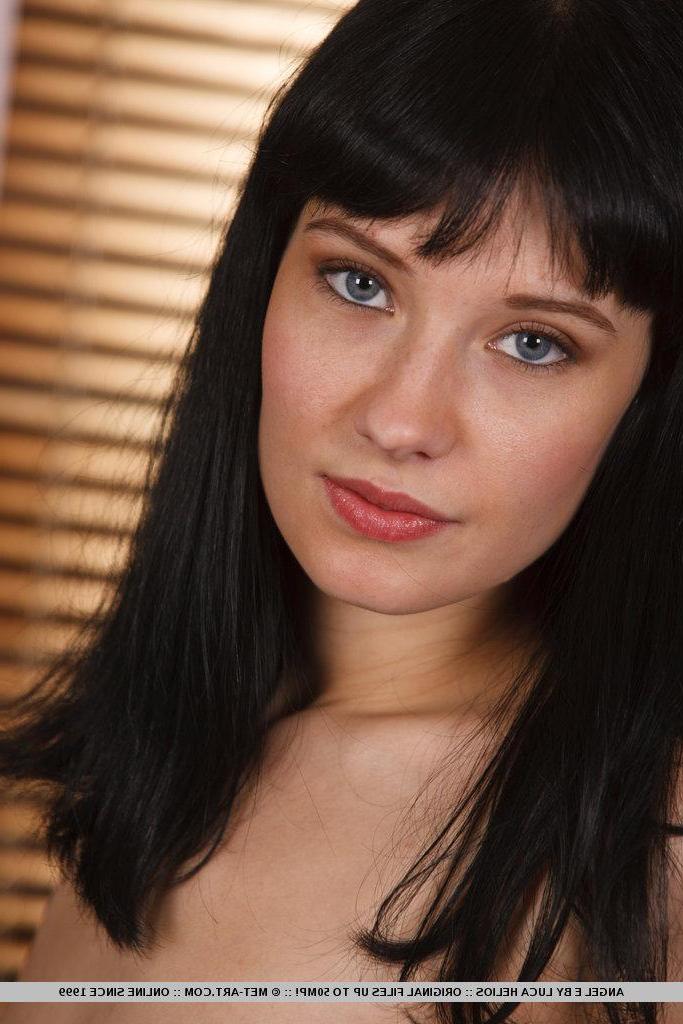 18P Pictures of teen beauty Angel E spreading her legs just for you